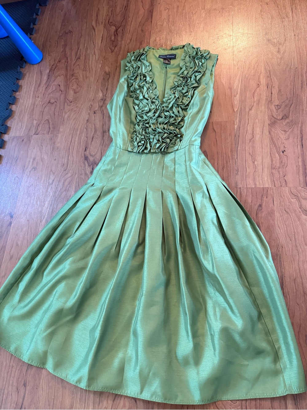 Jessica Howard Sage Green Ruffled V-Neck Pleated Cocktail Dress Wedding Formal - Picture 3 of 5